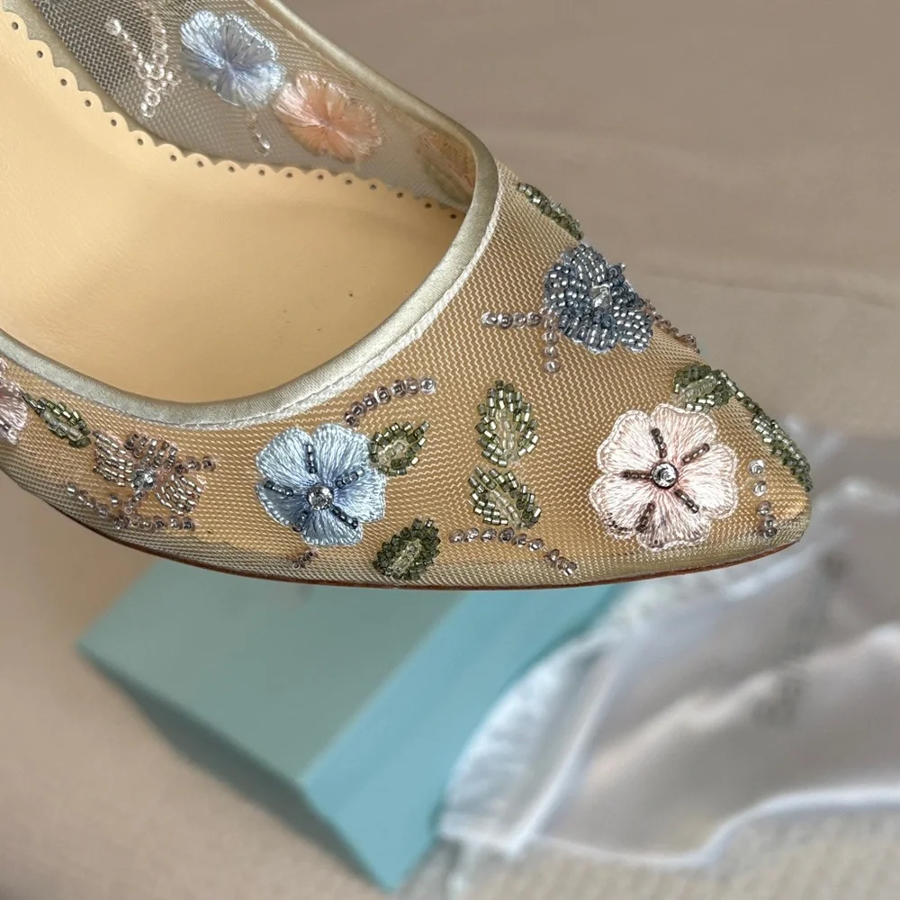 Bella Belle Gold Embroidered Women's Heels NIB size 9 - Picture 2 of 8